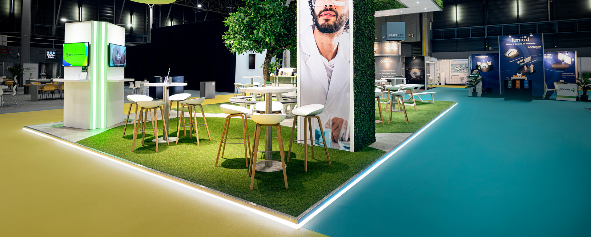Beursstand met groen eventtapijt