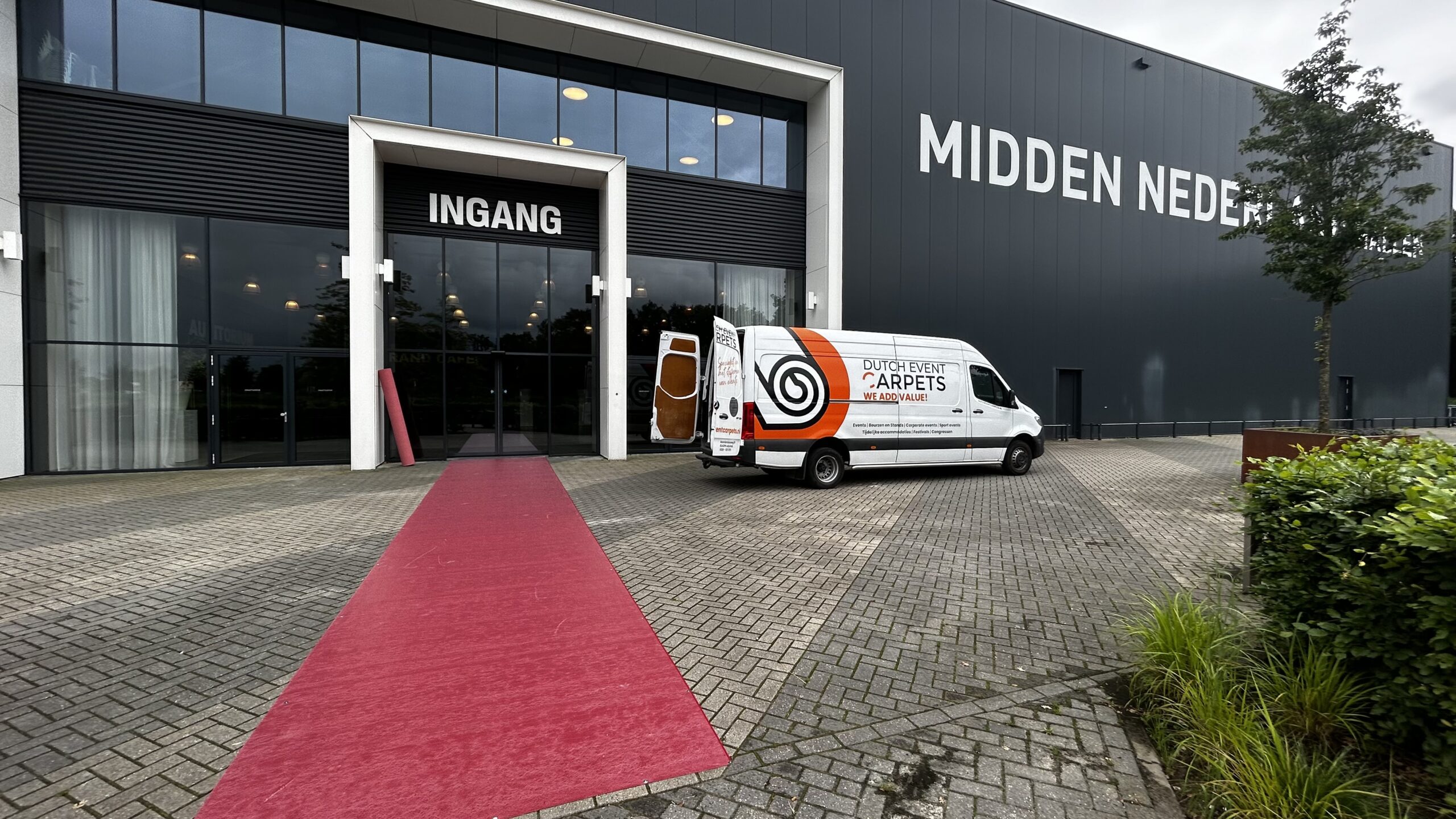Rode loper voor de entree van Midden Nederland Hallen met de bus van Dutch Event Carpets